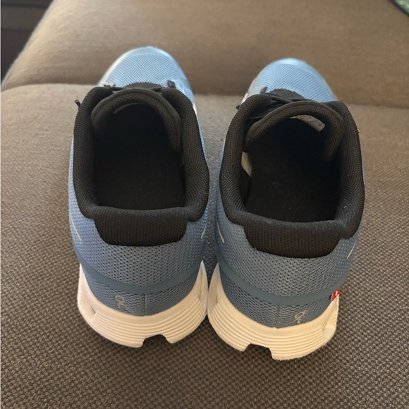 On Cloud 5 running sneakers in the 'Niagara Blue/Black' colorway. 7 new women - Picture 4 of 7